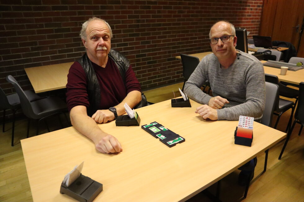 Jonny Svendby og Per Oskar Bergersen i Eidskog Bridgeklubb ønsker flere medlemmer til klubben.