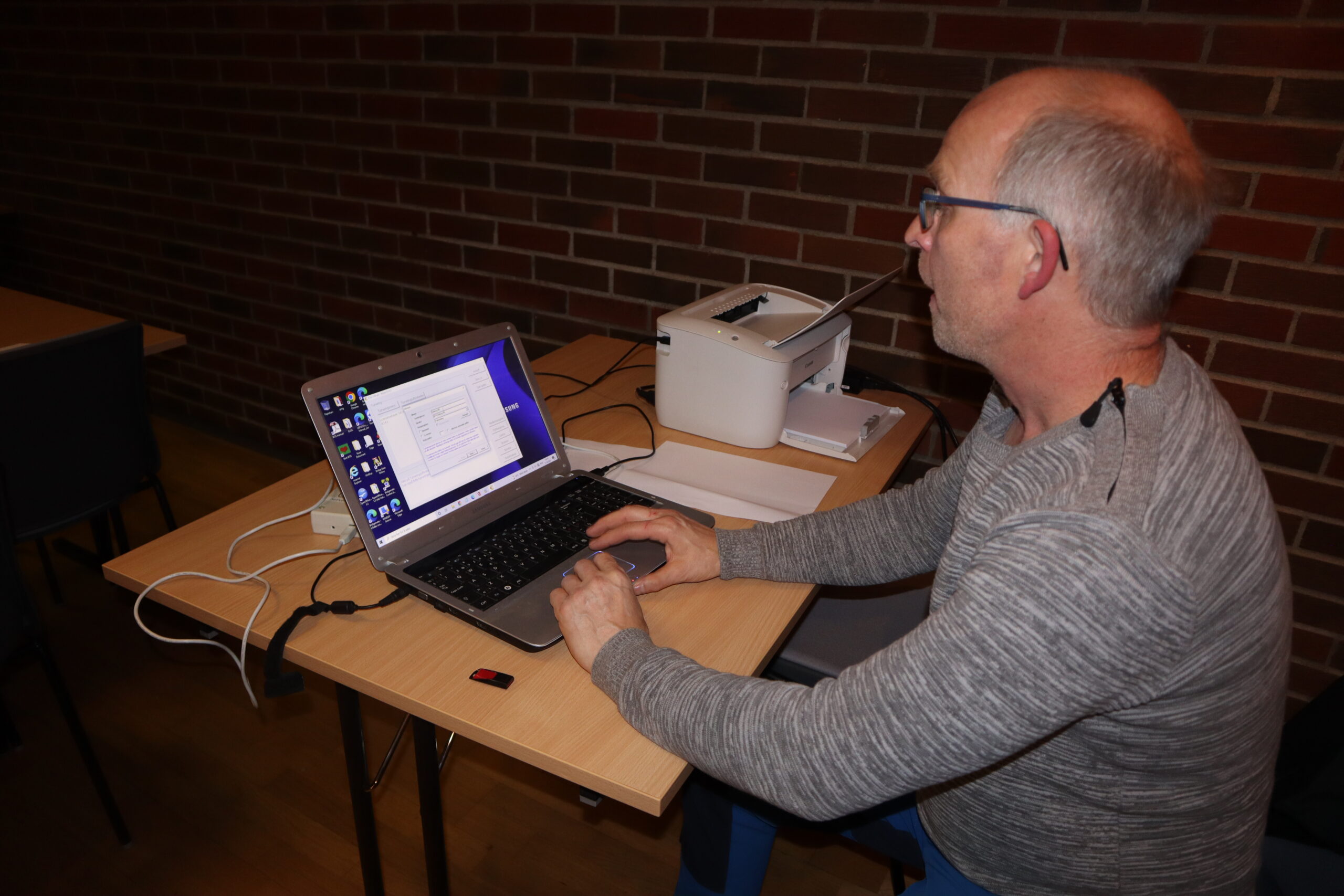Per Oskar Bergersen holder styr på alt det tekniske utstyret som klubben har investert i de siste årene. Alle spillresultater blir lastet opp på klubbens internettside.