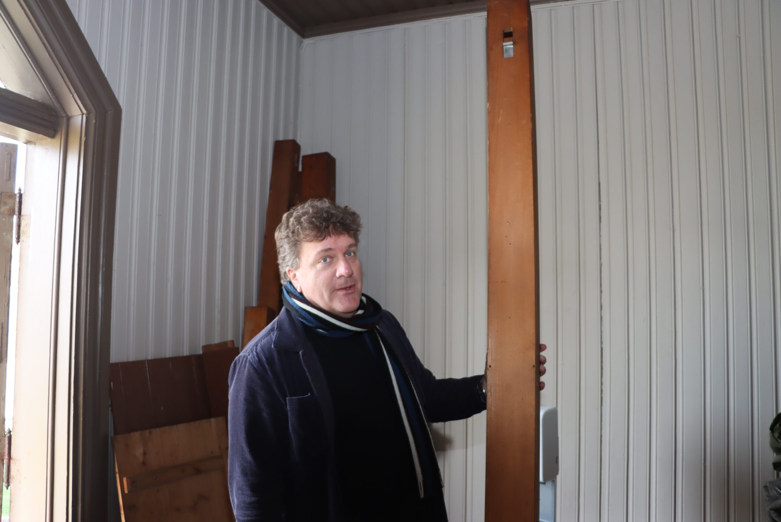 Det blir et stort orgel som settes sammen. Kantor Lars Alexander Mensonides er til sammenligning to meter høy.