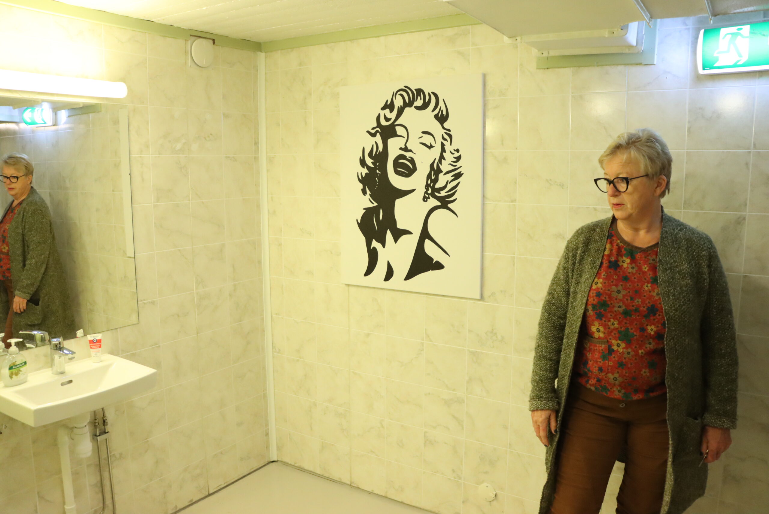 Oppgradering av bad med henholdsvis Marilyn Monroe på herretoalettet og Elvis Presley på dametoalettet.
