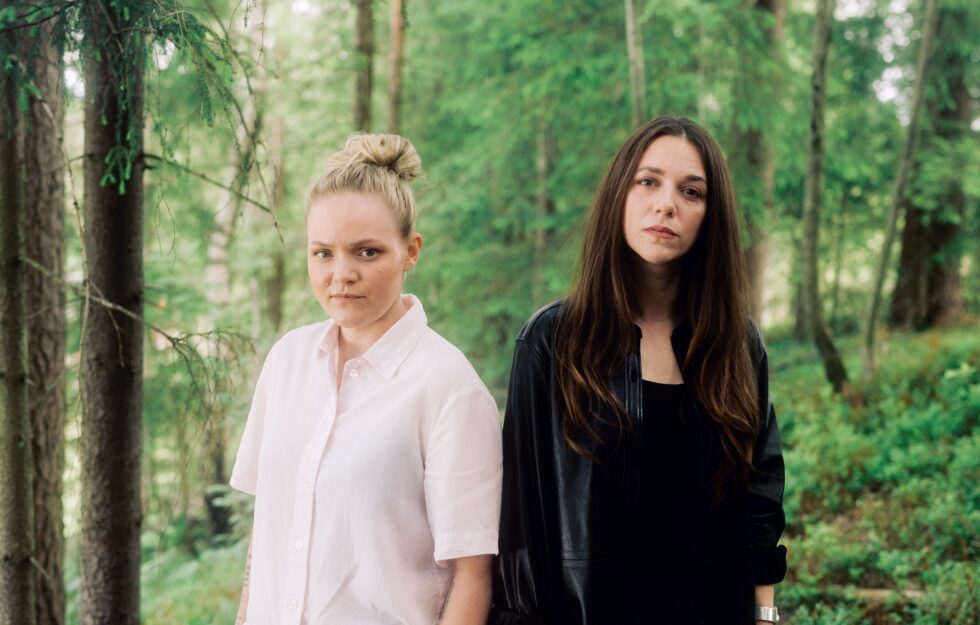 Matilda Gressberg (t.v.) gir ut musikk sammen med Melissa Horn.
