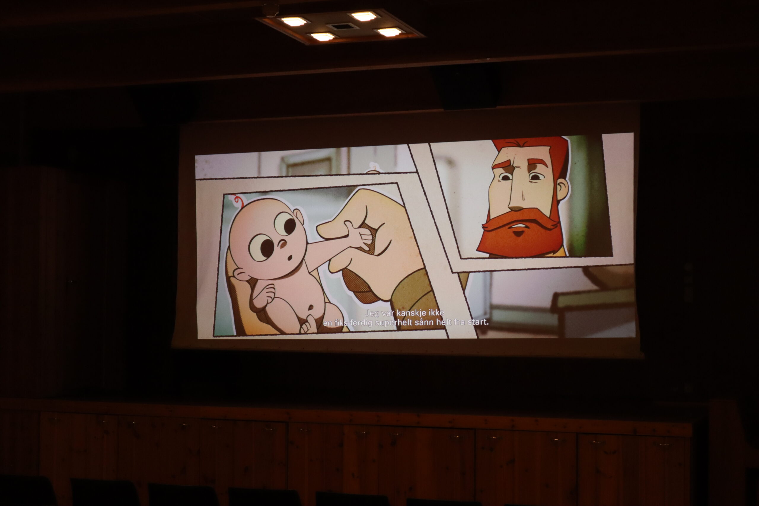 Selv i en gammel gymsal kan det bli kino når Bygdekinoen kommer på besøk med filmfremviser og kinomaskinist.