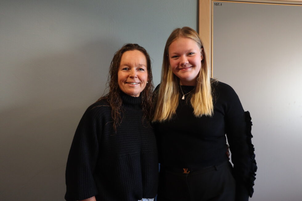 Kontaktlærer ved Eidskog ungdomsskole, Laila Grønnerud (t.v), og elevrådsleder Clara Oline Øiseth Johansen setter stor pris på solidaritetsuka.
