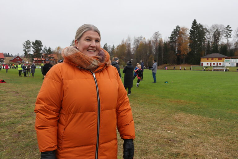 Assisterende rektor ved Skotterud barneskole, May Nordseth, er imponert av distansene barna løper.
