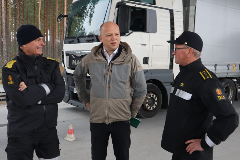 Tolldirektør Øystein Børmer (t.v), finansminister Trygve Slagsvold Vedum og Morten Nystuen, seksjonssjef ved Kongsvinger Tollkontor, var alle på plass under dagens visitt av Magnormoen kontrollstasjon.