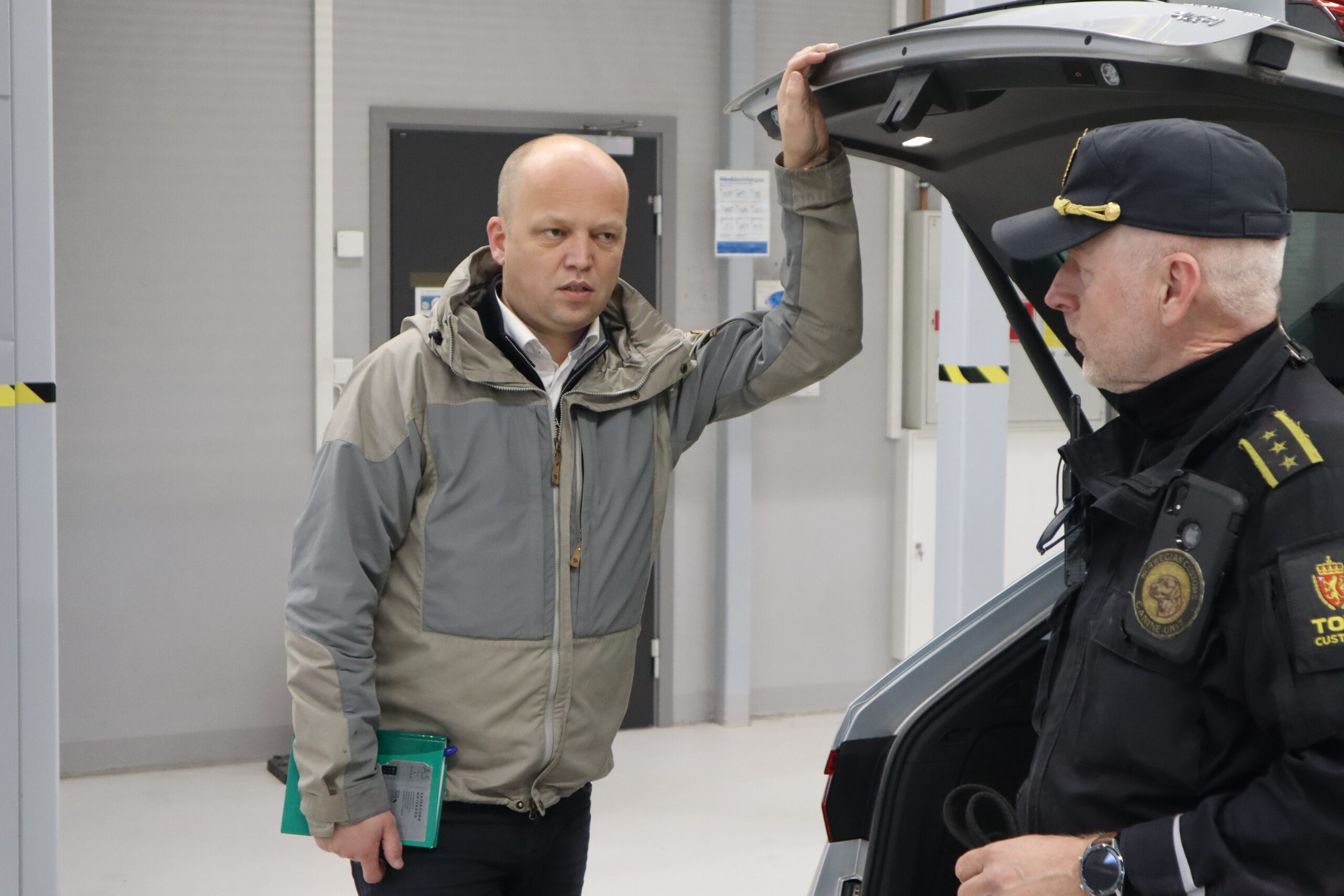Finansministeren fulgte nøye med da tolloverinspektør og hundefører Jan Evert Almqvist ga innføring i hvordan trening av tollhund fungerte.