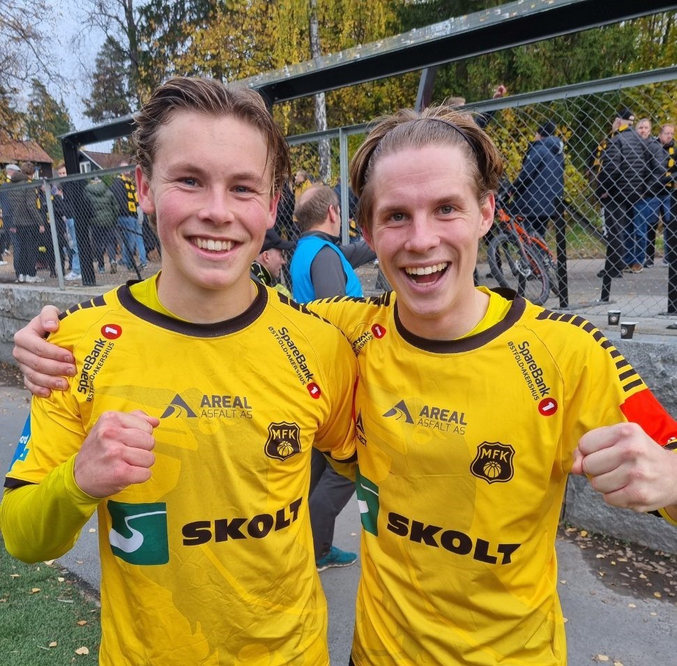 Jesper Grundt (t.v) og Alexander Håpnes rykket opp til OBOS-ligaen med Moss.