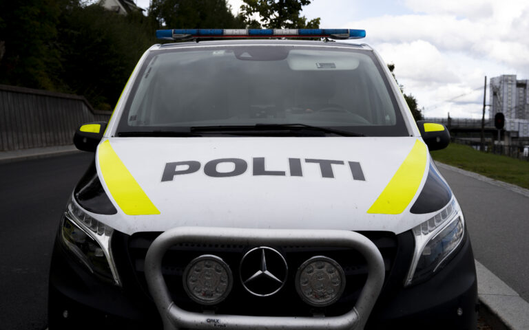 Mc-føreren sliter med skader etter kollisjonen, men er bevisst.