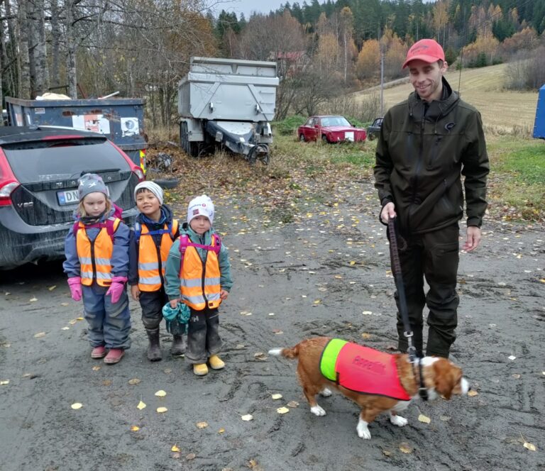 Lea Marie Mathisen Berget, Simon Runden og Sigrid Ingelsrud ble med på jakt. Her sammen med hundefører Andreas Kulblik.