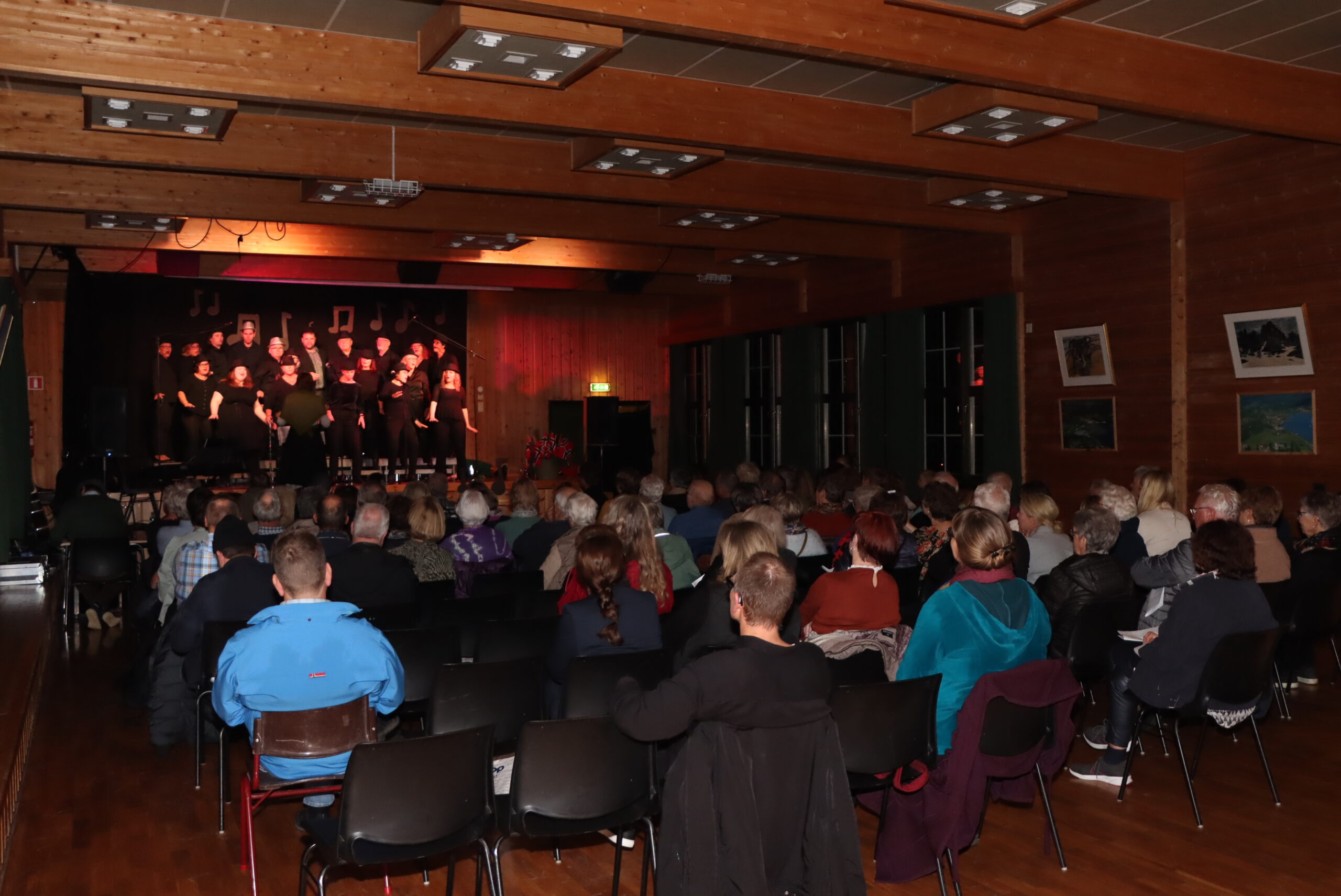 Fullt i salen.