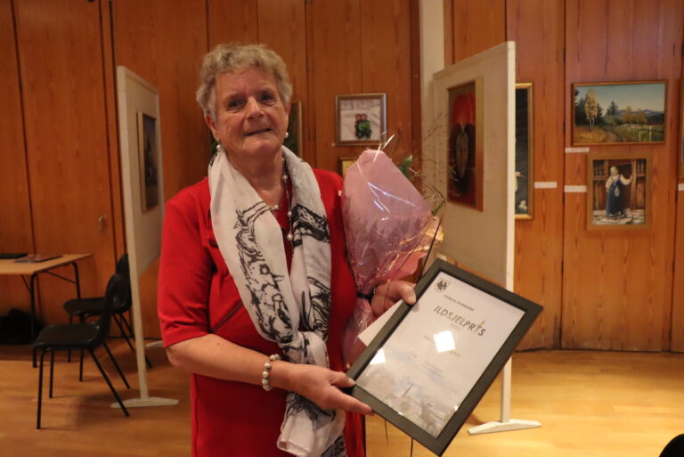 Inger Marie Melgård har gjort mye for frivilligheten siden 60-tallet. Søndag ble hun hedret på rådhuset.