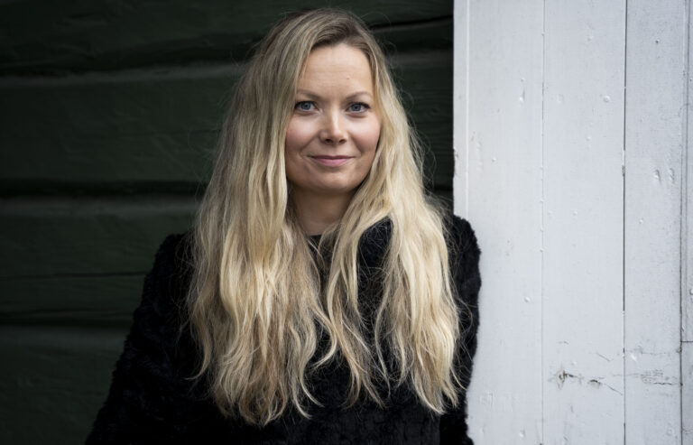 Hun begynte å male under korona. Nå skal Lill Fjeld ha sin første kunstutstilling.