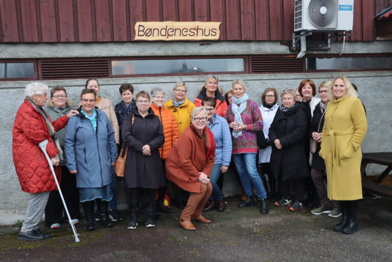 Fra venstre: Bjørg Trandem, Anita Kapstad, Mona-Teresa. Andrea, May-Britt Sørpebøl, Trudi Henden, Åse Skåningsrud, Gunhild Midtlien, Helle Langrekken, Marianne Rundgren, Anita R. Johnsen, Turid Henriksen, Eirin Østby, Ingjerd G. Børrud, Torill Sandberg, Kjersti Jørgensen, Lill Kjerstin Haug, Sissel Waade, Kari Mette Michalsen, Kamilla Thue og Malin Persdatter (bak Kamilla).
