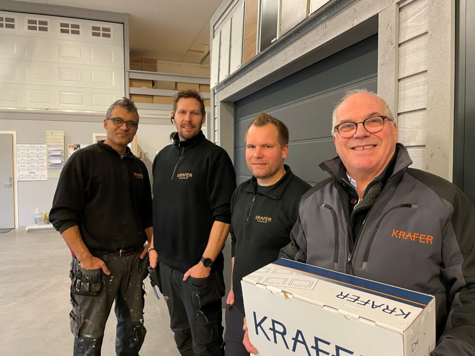 Lager- og produksjonsarbeider Loizos Negaard Christofi (t.v), teknisk support- og salgsarbeider Kent Bråthen, daglig leder Kjell-Ingar Taugbøl og eier Per Bonnerud driver Krafer til nye høyder. Produksjonssjef Fredrik Velta var ikke til stede da bildet ble tatt.