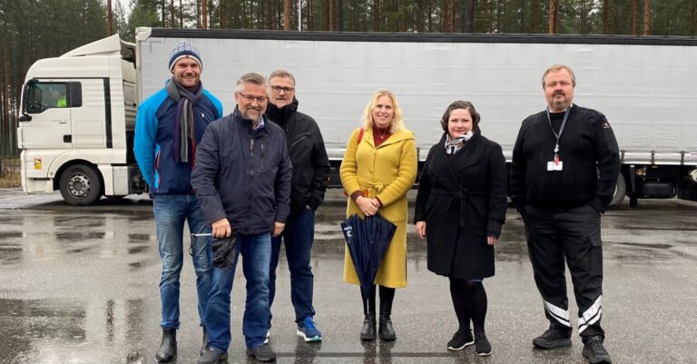 Transportpolitisk talsperson for Arbeiderpartiet (AP), Nils Kristen Sandtrøen (t.v), fylkesrepresentant Innlandet for AP, Sjur Strand, Eldar Rudolfsen i Fellesforbundet, ordfører Kamilla Thue, stortingsrepresentant for Senterpartiet, Margrethe Haarr og kontorsjef hos Statens vegvesen, Geir Thomas Finstad.