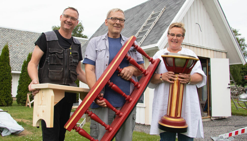 Bilde fra juli der Cato Rudberg (t.v), Kjell R. Hermansen og Mona Teresa Vandrer var til stede under monteringen av spiret. Nå er det bare detaljer unna før alt er ferdig.