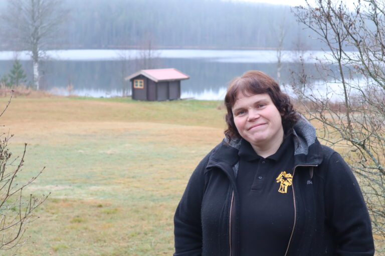 Ingegerd Pramm Platek er nyvalgt leder i Eidskog Bondelag. Hun oppfordrer alle nye bønder til å søke om å få bli med i mentorordningen for landbruket. Her avbildet med katten Herr Monsen.
