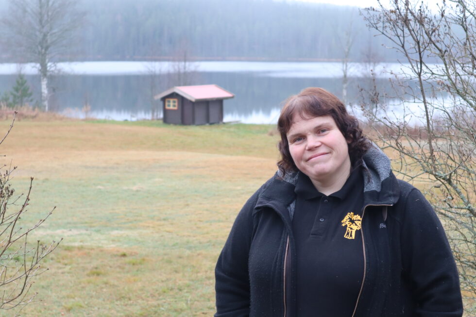 Ingegerd Pramm Platek er nyvalgt leder i Eidskog Bondelag. Hun oppfordrer alle nye bønder til å søke om å få bli med i mentorordningen for landbruket. Her avbildet med katten Herr Monsen.