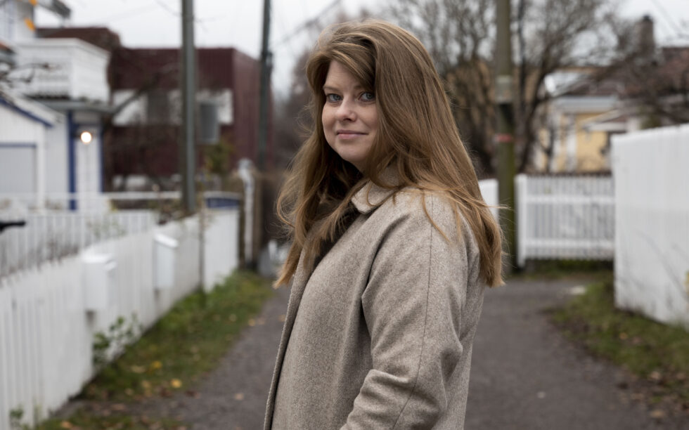 Anny Strand leter etter lokale vevere og lokalt skinn slik at bunaden kan bli enda mer lokal enn den allerede er.