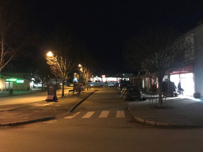 Skotterud sentrum før lysene skrus av.