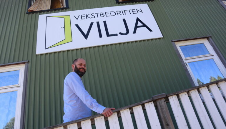 Det er 30 år siden grunnlaget for det som i dag er Vekstbedriften Vilja AS ble lagt. Fredag 25. november skal 30 års jubileet feires,. Daglig leder Lars Erik Brenna har invitert 100 gjester til festmiddag på rådhuset.