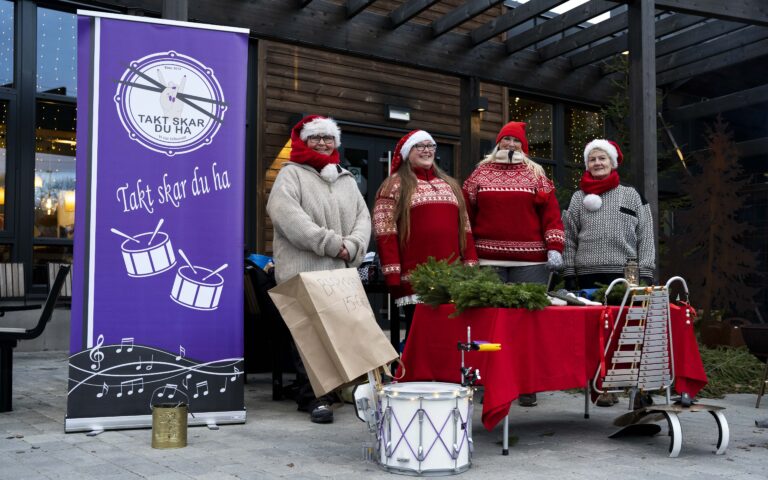 Enkelte av medlemmene til Takt skar du ha sto utenfor glassverket og solgte kranser. (f. v.) Gitte Ljøner, Hanne Simonsen, Cathrine Rindal og Berit Ånerud.
