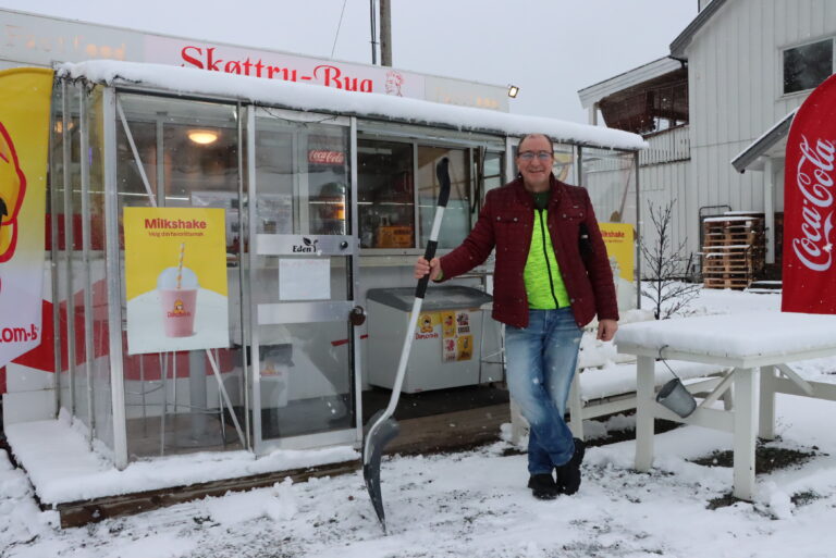 Skøttru-Bua holder til utendørs året rundt.