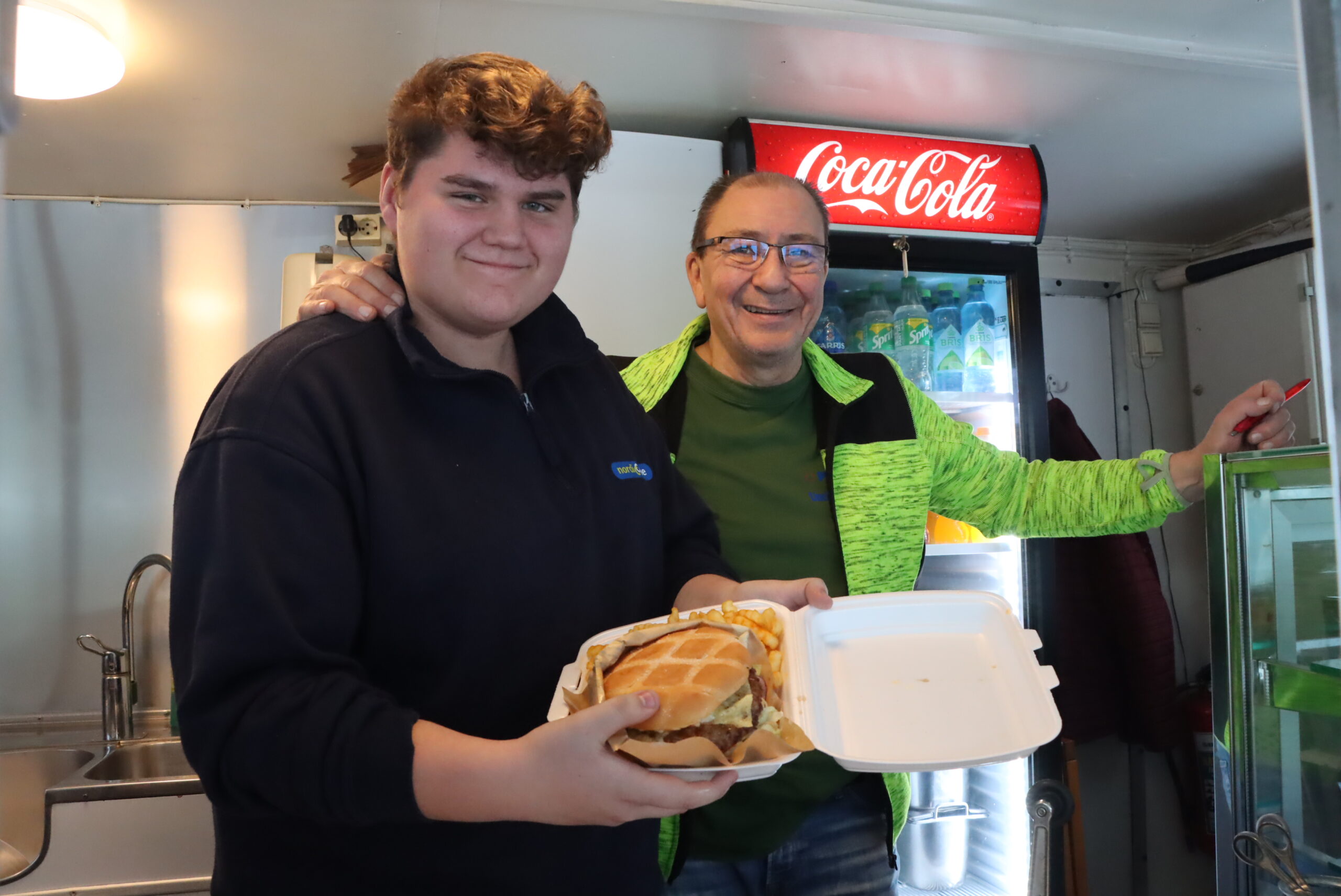 Stormo sier det er vanskelig å få tak i arbeidskraft for tiden, men Ove Dammen Sønsthagen er med og lager burger.