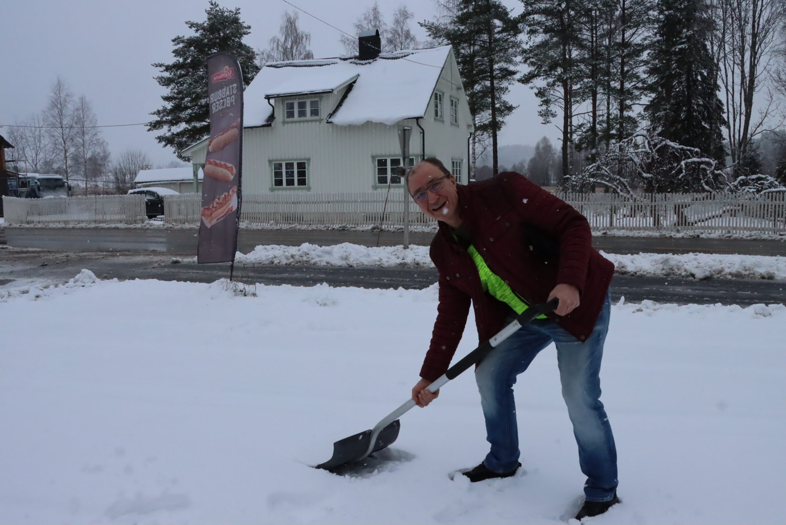 Alle årstider har sin sjarm, mener Stormo. Rett over veien er det kort vei til jobb.
