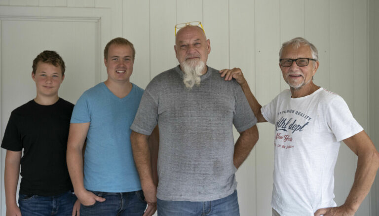 Leon Aleksander Thorgersen (t.v.), Thomas Thorgersen, Kai Øverby og Jon Thorgersen får ikke realisert nye Emmas Kafe på en god stund.