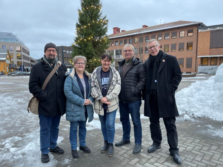 Ovlien og Roos har Bjørg Aulie, Yvonne Andersen og Trond Eng på besøk.