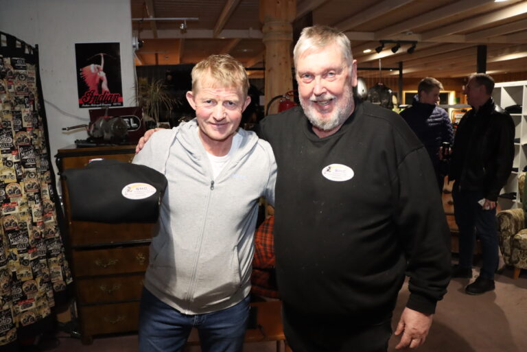 Pål Anders Ullevålseter syntes han hadde et flott publikum på Skandinavisk Motorsykkel Center fredag kveld. Av Øyvind Ånerud fikk han med seg genser med logoen på.