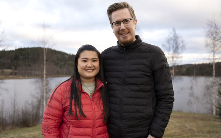 Det å oppleve Norge for første gang har vært spennende for Sarocha Hansen. Nå går hun på norskkurs, og får mye hjelp av hennes ektemann, Even Hansen.