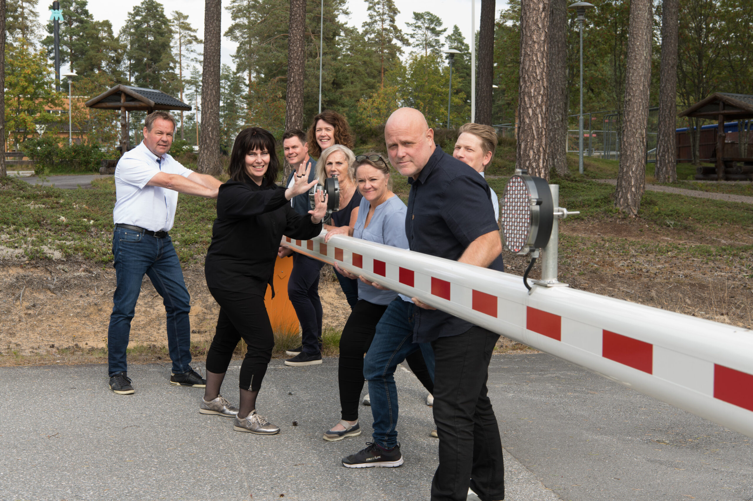 GRENSETJÄNSTEN: Trond Erik Grundt (t.v), Katharina Hagerud, Mikael Sondell, Kikki Lindset, Ewa Bertilsson, Madelene Kutt, Oskar Danielsson, Lennart Sandelin på hver sin side av grensen.