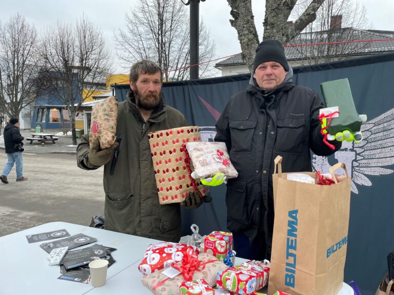 Kaldt og godt, men hjertet varmes for styremedlemmene i Eidskog Rockeklubb, Finn Lund (t.v) og Nils Sagen når dem ser giverviljen til eidskogingene.