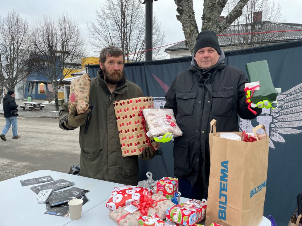 Kaldt og godt, men hjertet varmes for styremedlemmene i Eidskog Rockeklubb, Finn Lund (t.v) og Nils Sagen når dem ser giverviljen til eidskogingene.