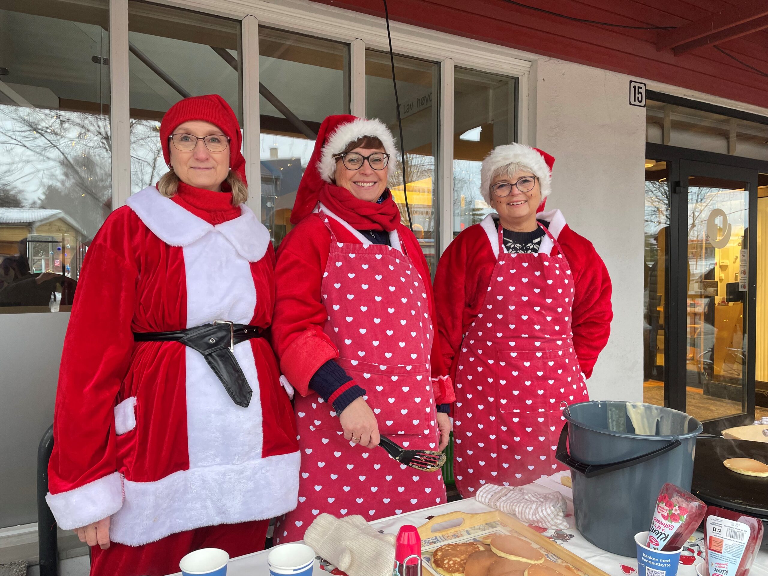 Utenfor Nissebanken sto Irene Bakken (t.v), Åse Torp Andersson, og Wenche Amundsen, og bydde på gløgg og sveler.
