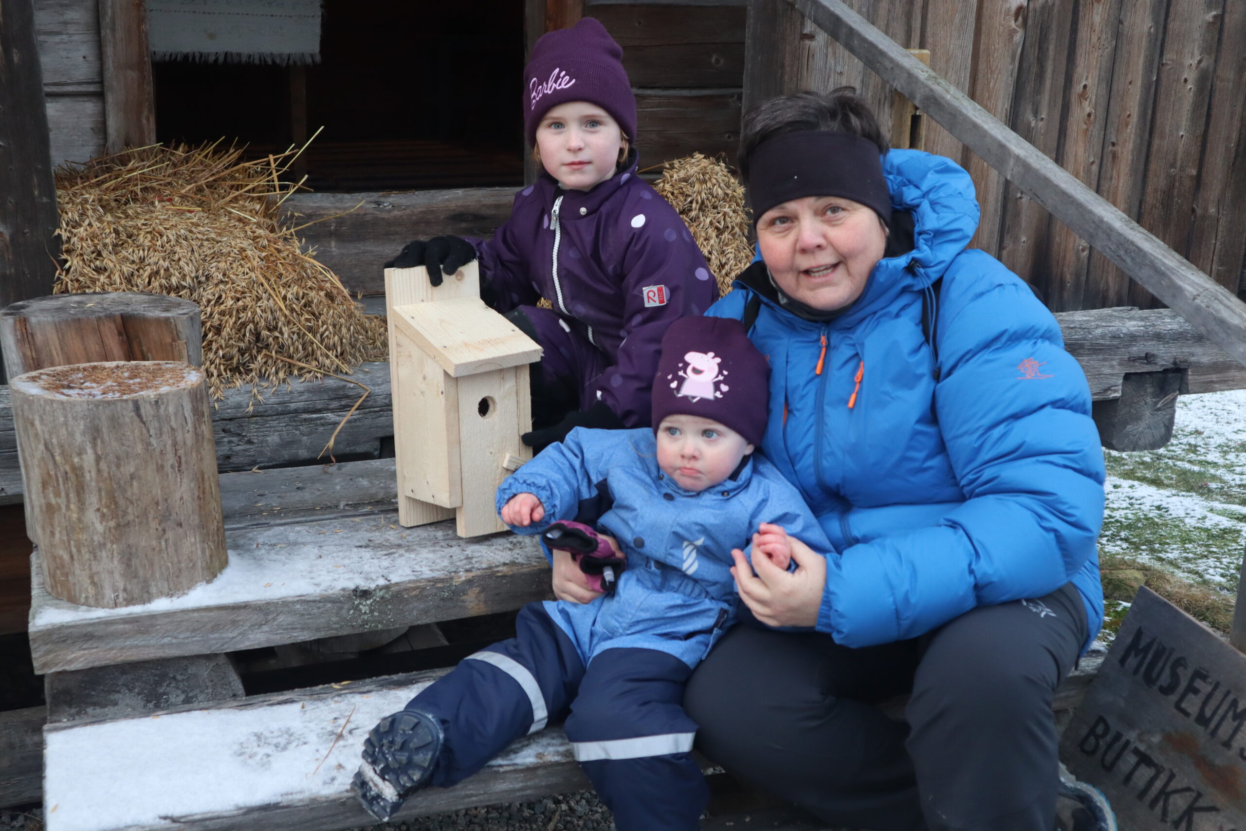 Britt Ingelsrud hadde tatt med seg barnebarna Lea Marie og May Helene Berget Mathisen til Almenninga. Lea Marie snekret et fint fuglehus som skulle bli med hjem