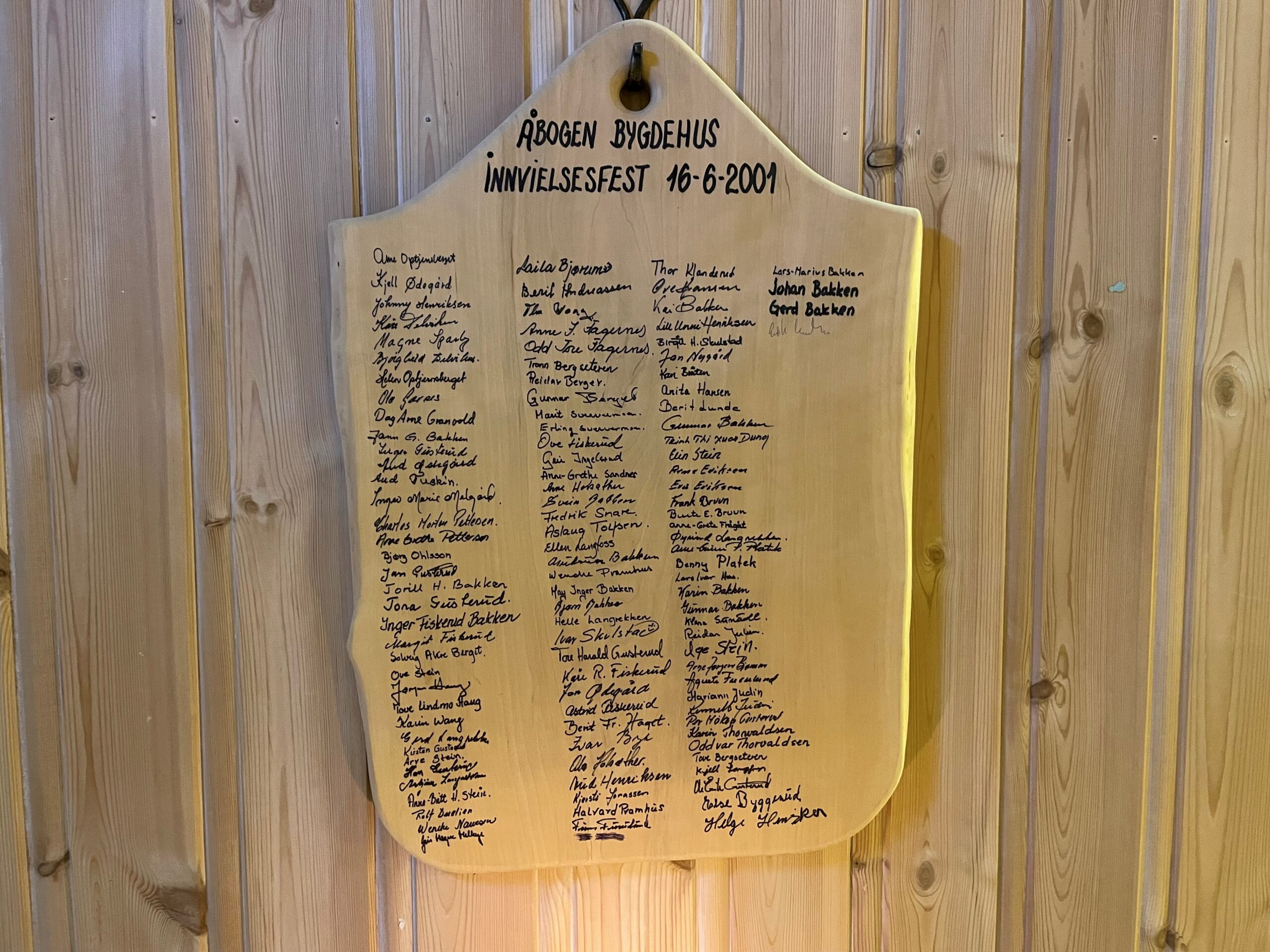 Navnelista på innvielsesfesten i 2001, da bygget endelig sto klart.
