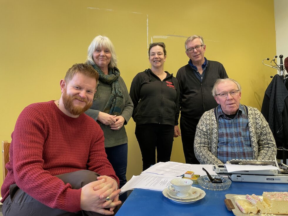 Denne gjengen, Sten Bjørge S. Hansrud (f.v.), Åse Lukerstuen, Mette Skogbakken, Øivind Roos og Nils Oscar Ottesen, inviterer til et møte mellom Hans Børli og kunstneren Kåre Tveter, som i tablået spilles av henholdsvis Ottersen og Hansrud.