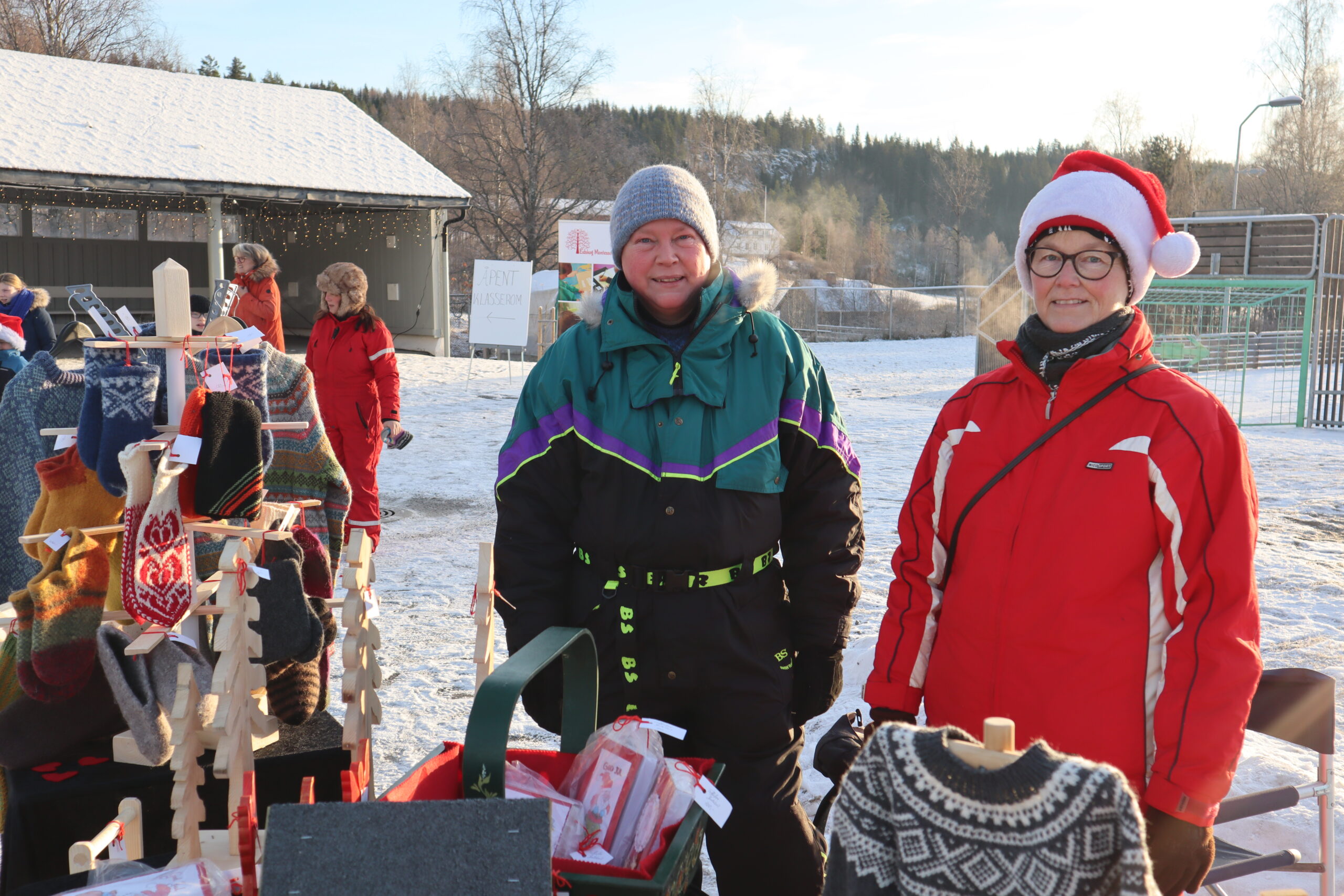 Dorthe Aarskog og Kari Anne Sparby solgte henholdsvis trevarer og ting laget i betong