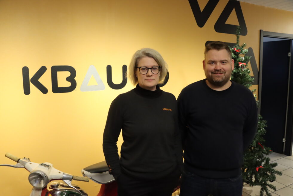 Erika Guldbrandsson og Torbjørn Danielsson kjøper og selger tunge kjøretøy. Det som ikke lenger er interessant på norsk og svensk marked, er det mange i utlandet som vil ha.