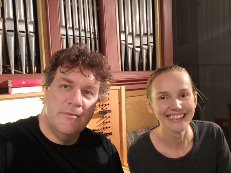 Kantor i Eidskog kirkelige fellesråd, Lars Alexander Mensonides og profesjonell sanger, Marianne By Granheim ser frem i mot fredagens førjulkonsert.