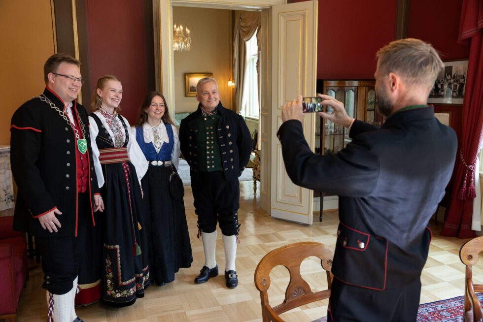 Innlendinger på prinsesse Ingrid Alexandras 18-årsfeiring blir fotografert av Statsforvalteren i Rogaland, Bent Høie. Fra venstre: fylkesordfører Even Aleksander Hagen, Olea Hildrum fra Trysil, Vårin Dagsgard-Marstein fra Lom og statsforvalter Knut Storberget.