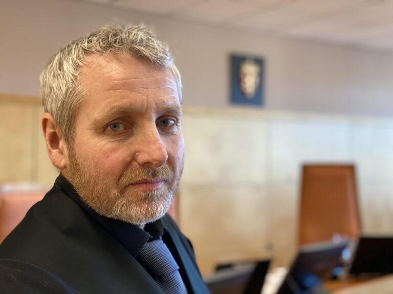 Politiinspektør Richard Røed i Innlandet politidistrikt har utarbeidet tiltalen og er aktor i saken mot den tidligere driveren av bensinstasjonen på Magnor.