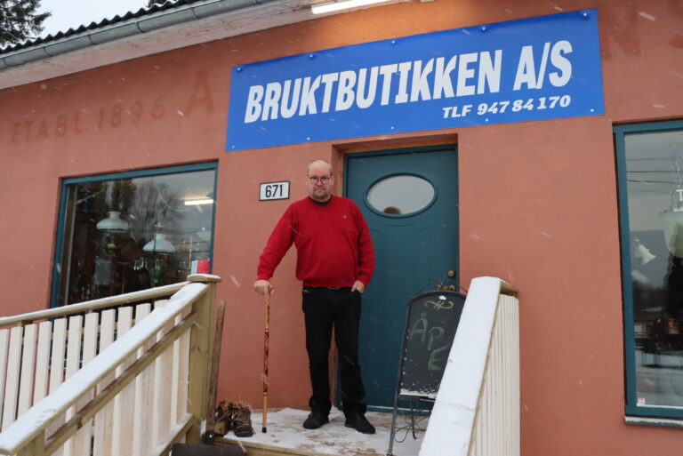Frank Landholt trives med å ha sin egen bruktbutikk på Magnor.