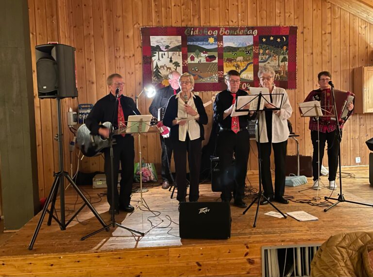 Tradisjonen tro så spilte Finsrud-musikken opp til dans under juletrefesten til Eidskog Bygdekvinnelag.