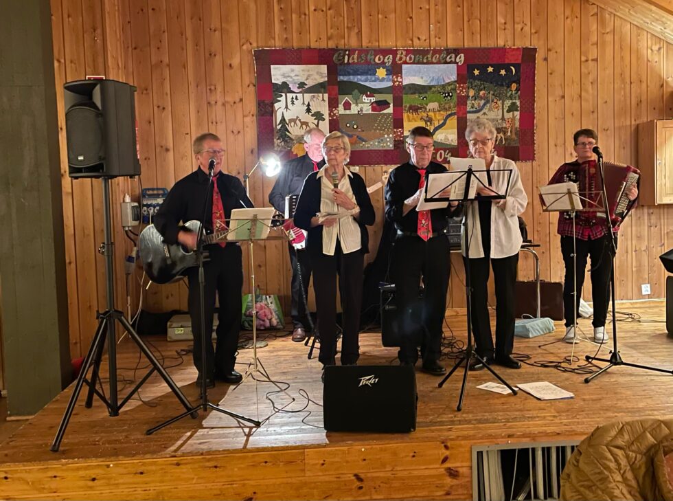 Tradisjonen tro så spilte Finsrud-musikken opp til dans under juletrefesten til Eidskog Bygdekvinnelag.