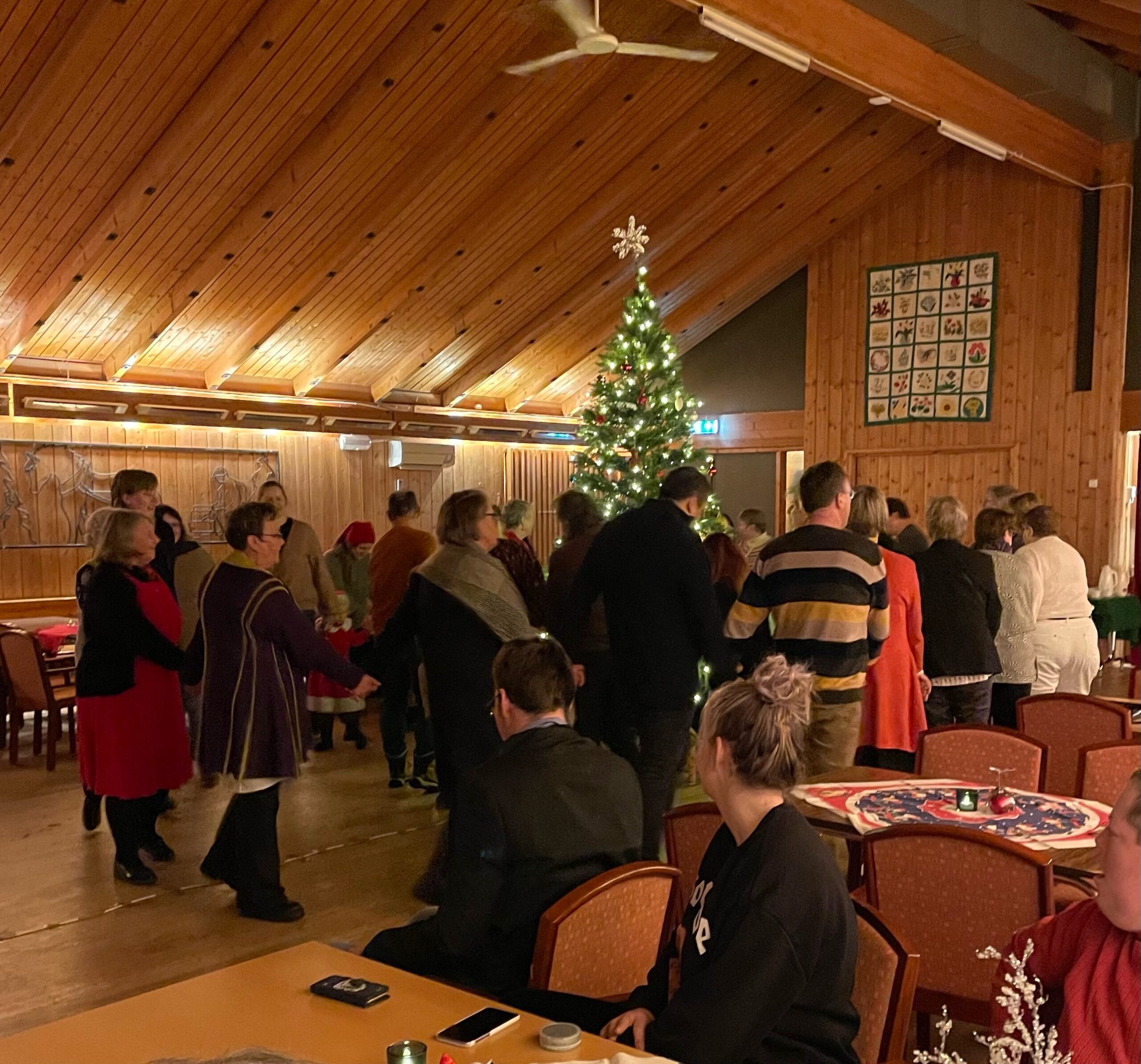 For siste gang denne jula, ble det gang rundt juletreet på Bøndenes Hus på Skotterud.