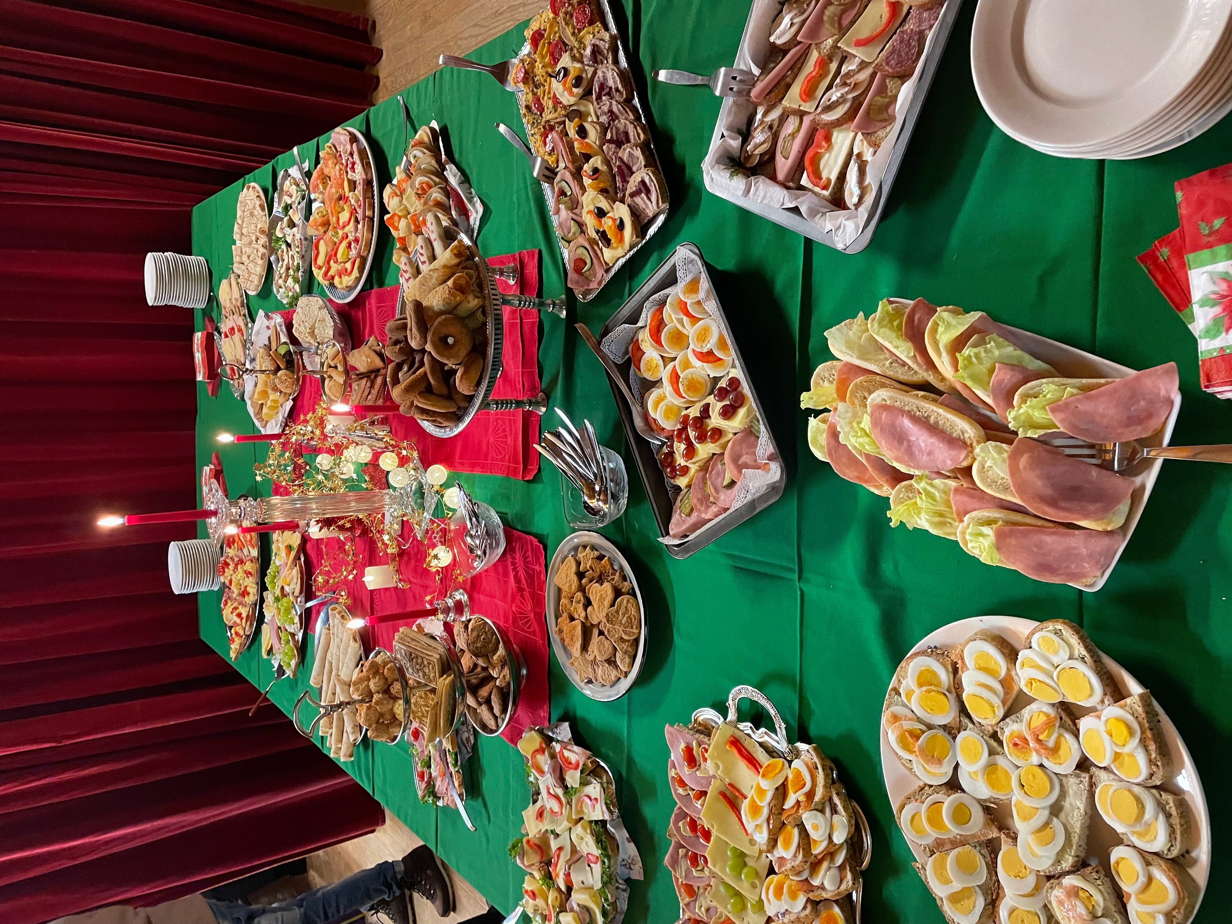 Det var mange fristelser på matbordet.